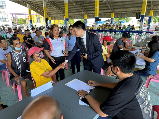 中方與菲方一道將中國援菲化肥分發(fā)至菲農(nóng)戶手中。中國駐菲律賓大使館供圖