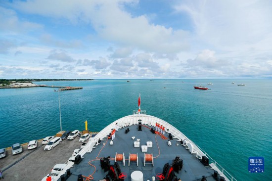 7月22日，中國(guó)海軍“和平方舟”號(hào)醫(yī)院船駛離基里巴斯首都塔拉瓦。當(dāng)?shù)貢r(shí)間22日上午10時(shí)，執(zhí)行“和諧使命-2023”任務(wù)的中國(guó)海軍“和平方舟”號(hào)醫(yī)院船圓滿結(jié)束對(duì)基里巴斯的首次訪問(wèn)，駛離基里巴斯首都塔拉瓦，前往本次任務(wù)的第二站湯加努庫(kù)阿洛法港。新華社發(fā)（黎宇 攝）