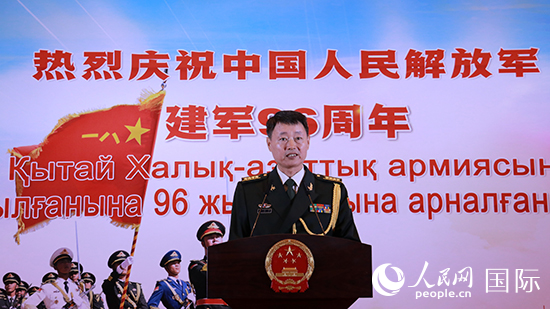 國防武官胡德君大校發(fā)表致辭。人民網(wǎng)記者 李強攝