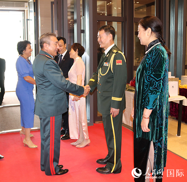 國防武官胡德君大校迎接賓客。人民網(wǎng)記者李強攝