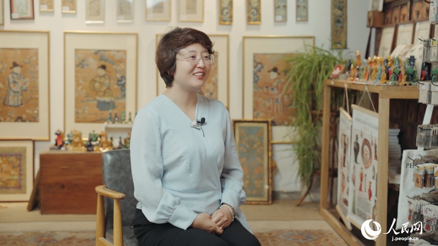 圖為瓷器修復(fù)藝術(shù)家王京。人民網(wǎng)記者 張若涵攝