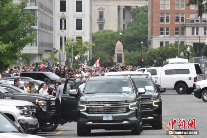 圖為特朗普出庭期間，其車隊和工作人員在聯(lián)邦法院外等待。<a target='_blank' href='/'><p  align=