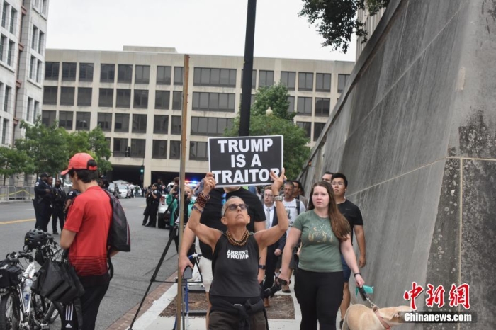 圖為聯(lián)邦法院附近的特朗普反對者。<a target='_blank' href='/'><p  align=