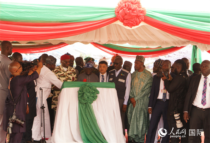 尼日利亞提努布為項目揭牌。人民網(wǎng)記者 姜宣攝