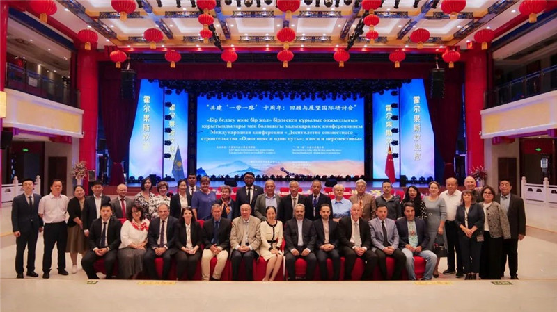 與會(huì)人員合影 中國(guó)駐阿拉木圖總領(lǐng)館供圖