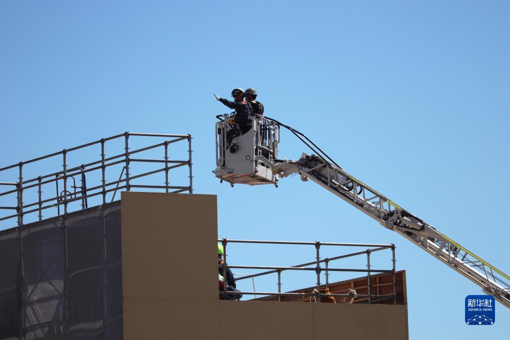 9月1日，在日本神奈川縣相模原市，消防員演練用消防云梯車救下被困高樓的民眾。9月1日是日本防災(zāi)日。當天，日本中央政府及多個都縣市舉行了防災(zāi)演練，以提高大規(guī)模災(zāi)害發(fā)生時防災(zāi)機構(gòu)和市民迅速應(yīng)對的能力。新華社記者 楊光 攝