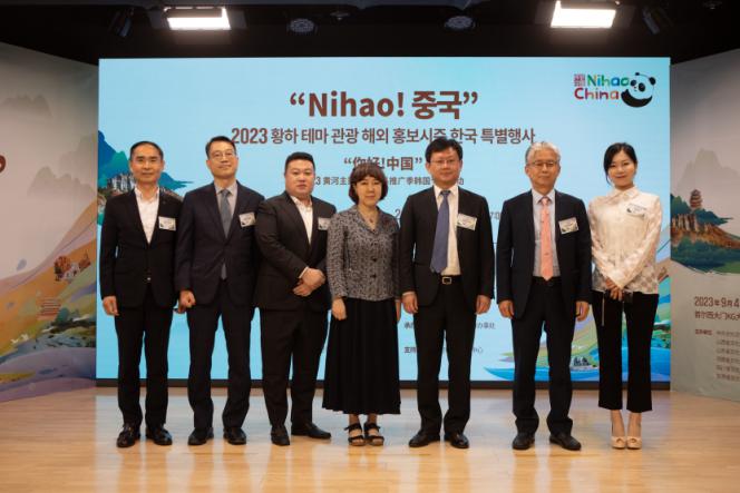 1.“你好！中國(guó)”2023黃河主題旅游海外推廣季韓國(guó)專場(chǎng)活動(dòng)5日在首爾舉行，圖為現(xiàn)場(chǎng)嘉賓合影。中國(guó)駐首爾旅游辦事處供圖