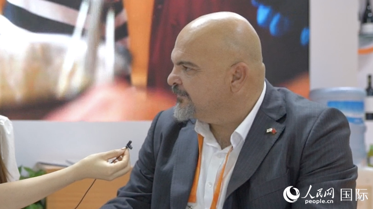 塞浦路斯首席經濟商務參贊歐陽路接受記者采訪。人民網(wǎng) 王禹蘅攝