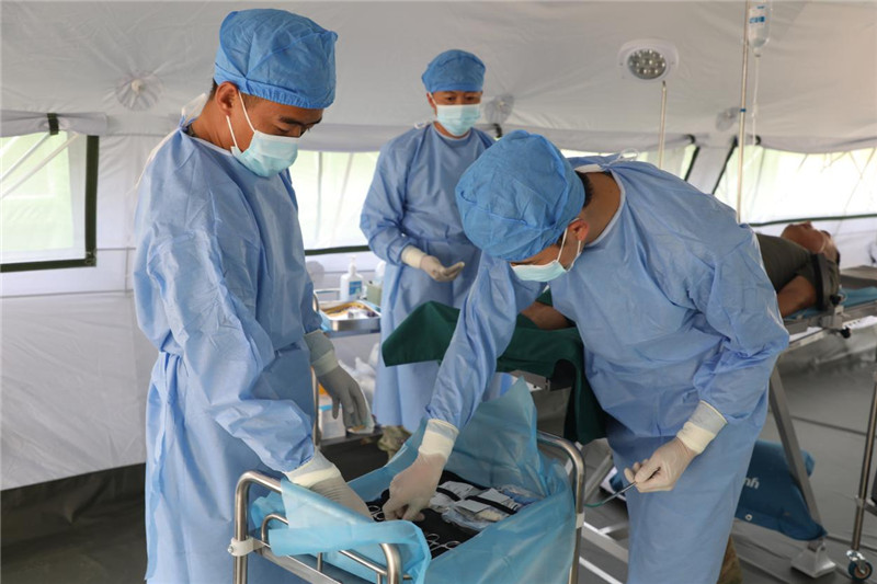 出征前，“純凈家園-2023”多國聯(lián)合掃雷行動(dòng)中方任務(wù)分隊(duì)醫(yī)療組官兵正在進(jìn)行專業(yè)訓(xùn)練。趙文環(huán)攝