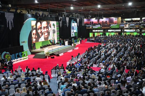 9月4日，在肯尼亞內(nèi)羅畢，與會(huì)代表參加首屆非洲氣候峰會(huì)開(kāi)幕式。新華社記者 韓旭 攝