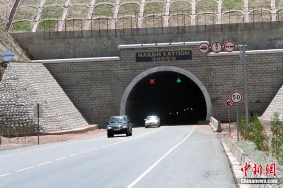 連接塔吉克斯坦南北的重要隧道之一哈特隆隧道由中國路橋承建，是塔國南北公路交通的重要干線道路，對促進塔吉克斯坦南北交流和國民經濟發(fā)展具有重要意義。田冰攝