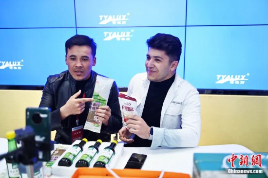 2023年3月，甘肅省慶陽市環(huán)縣電商創(chuàng)業(yè)孵化基地內，來自蘭州文理學院的塔吉克斯坦留學生正在協(xié)助主播直播帶貨當?shù)剞r特產品。李亞龍 攝