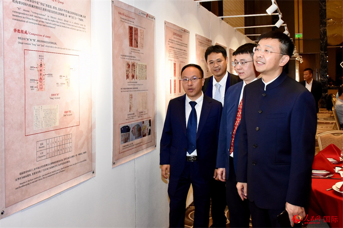 中國駐菲律賓大使館臨時代辦周志勇參觀“跨山越海兩地情”菲律賓主題僑批展。人民網(wǎng)記者 樊帆攝