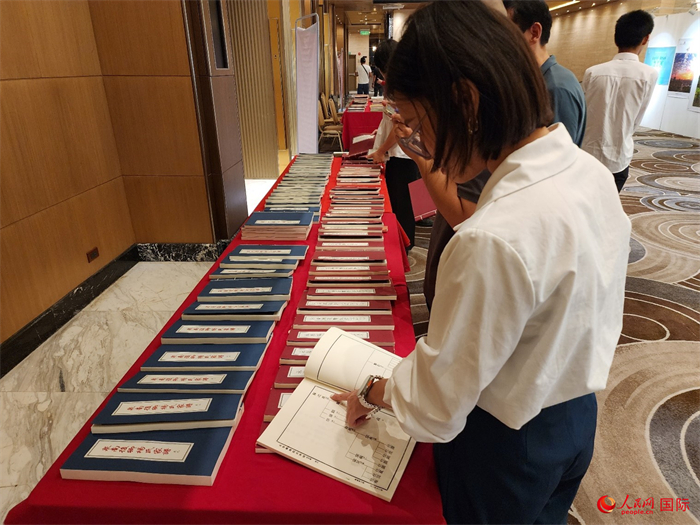 現(xiàn)場嘉賓參觀“根脈尋蹤”泉州百個家族移民菲律賓族譜展。人民網(wǎng)記者 樊帆攝