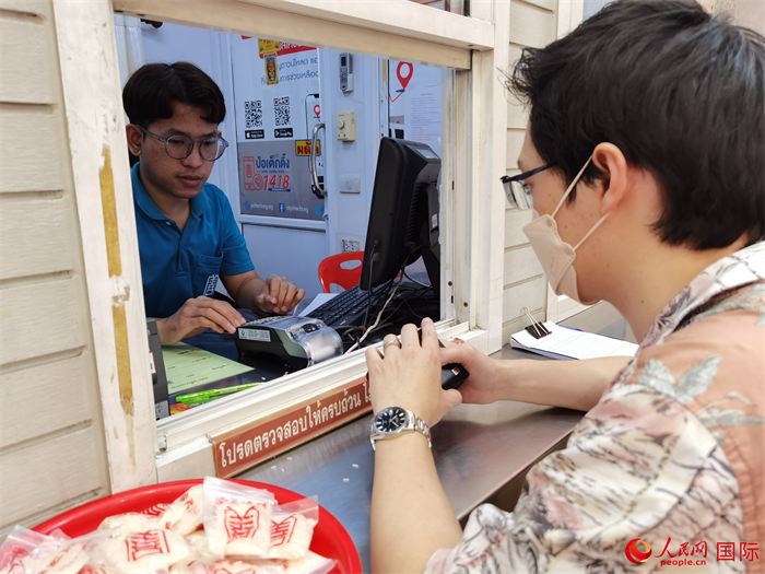 市民在活動(dòng)現(xiàn)場(chǎng)捐贈(zèng)善款。人民網(wǎng)記者 白元琪攝