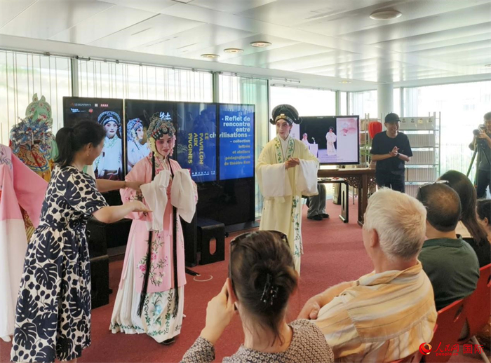 戲迷在昆曲雅集及教學工作坊活動現場體驗昆曲藝術。人民網記者 尚凱元攝