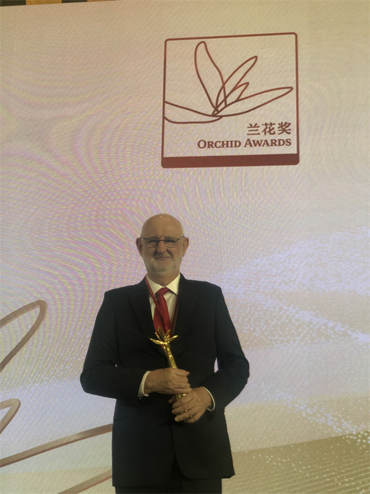 保利諾教授在頒獎典禮現(xiàn)場。 巴西圣保羅州立大學(xué)孔子學(xué)院供圖。