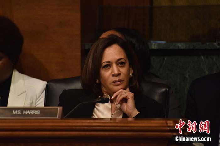 當(dāng)?shù)貢r(shí)間8月11日，美國前副總統(tǒng)、已經(jīng)鎖定民主黨總統(tǒng)候選人提名的拜登選定聯(lián)邦參議員卡瑪拉·哈里斯為其競選搭檔、民主黨副總統(tǒng)候選人。哈里斯成為美國歷史上首位被提名為副總統(tǒng)候選人的非裔女性。圖為哈里斯此前出席國會(huì)聽證會(huì)(資料圖)。<a target='_blank' href='/'><p  align=