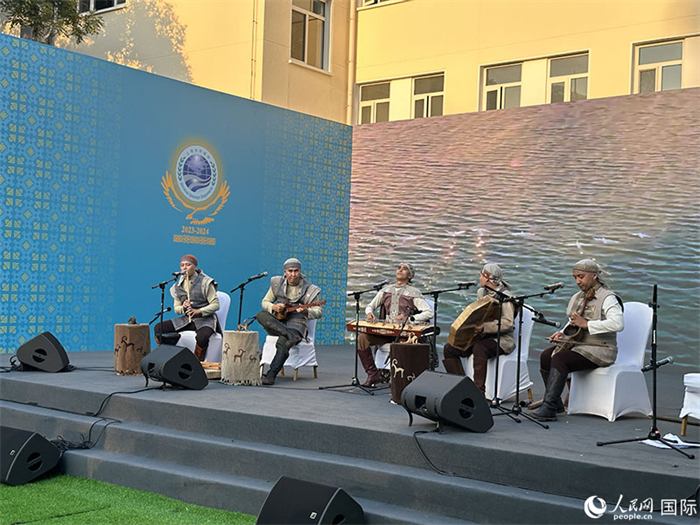 哈薩克斯坦著名音樂組合“圖蘭”樂隊(duì)演奏民族音樂。人民網(wǎng) 阿爾達(dá)克攝