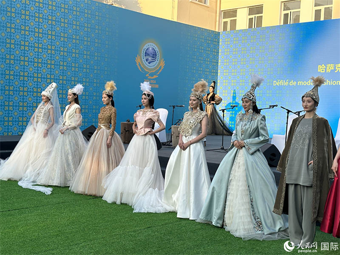 哈薩克斯坦獨(dú)立設(shè)計(jì)師品牌“Ai-zer”帶來了民族服裝時(shí)裝秀。人民網(wǎng) 阿爾達(dá)克攝