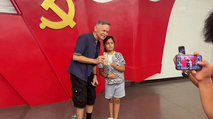 潘維廉和志愿講解員紀念合影。主辦方供圖