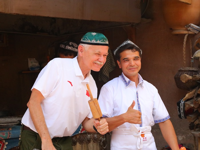 潘維廉和維吾爾族創(chuàng)業(yè)青年合影。主辦方供圖