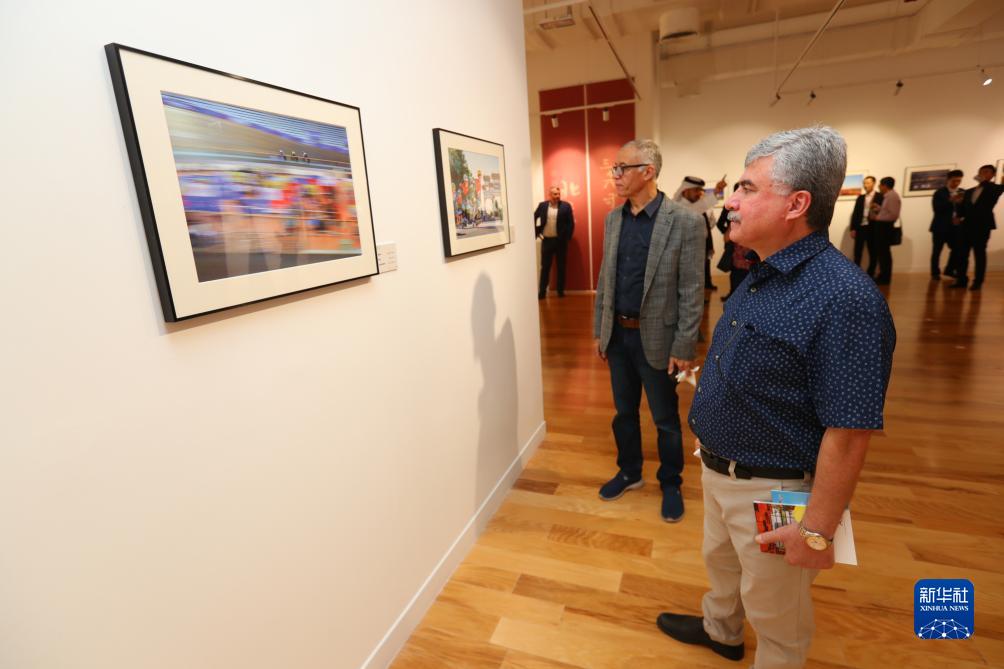 9月18日，人們?cè)诳ㄋ柖喙⒂^“你好，北京”攝影展。新華社記者隋先凱攝