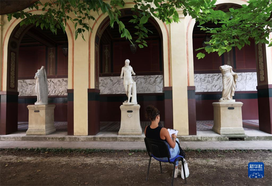 9月17日，在法國巴黎國立高等美術(shù)學(xué)院舉行的歐洲遺產(chǎn)日活動上，參觀者參與繪畫創(chuàng)作和體驗。新華社記者 高靜 攝