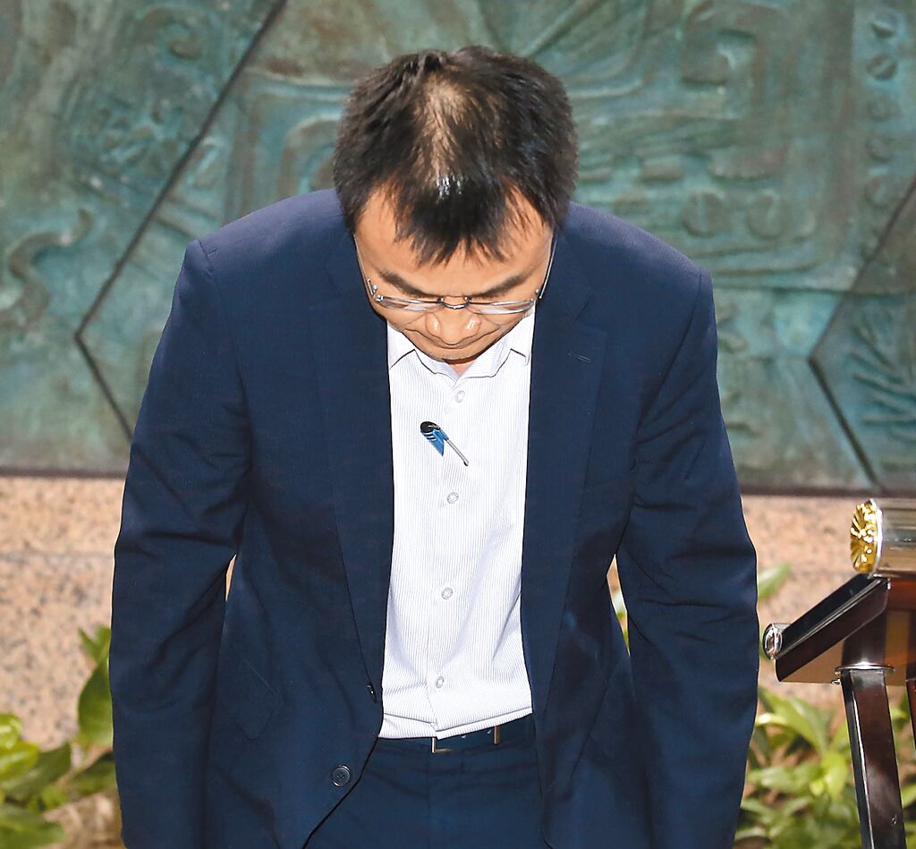 臺(tái)農(nóng)業(yè)部門負(fù)責(zé)人陳吉仲19日傍晚舉行記者會(huì)說明項(xiàng)目進(jìn)口雞蛋議題，當(dāng)日晚間8點(diǎn)在臉書上宣布辭職。 圖片來源：臺(tái)灣“中時(shí)新聞網(wǎng)”