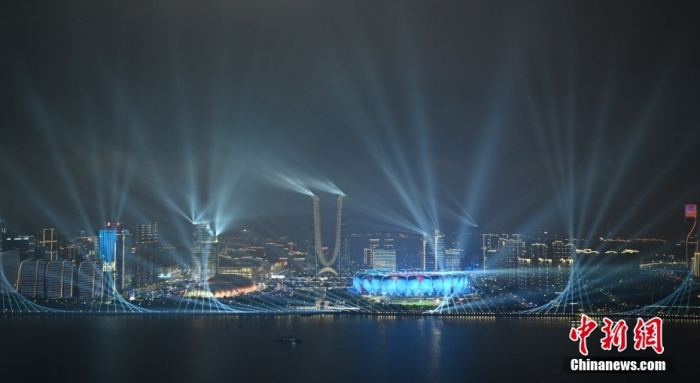 9月23日，杭州第19屆亞運(yùn)會(huì)開(kāi)幕式在浙江杭州奧體中心體育場(chǎng)舉行。圖為璀璨燈光秀點(diǎn)亮錢塘江夜空。<a target='_blank' href='/'><p  align=