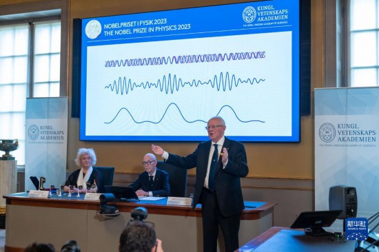 10月3日，在瑞典斯德哥爾摩舉行的2023年諾貝爾物理學獎公布現(xiàn)場，評委會專家解讀今年諾貝爾物理學獎得主的研究成果。新華社發(fā)（魏學超攝）