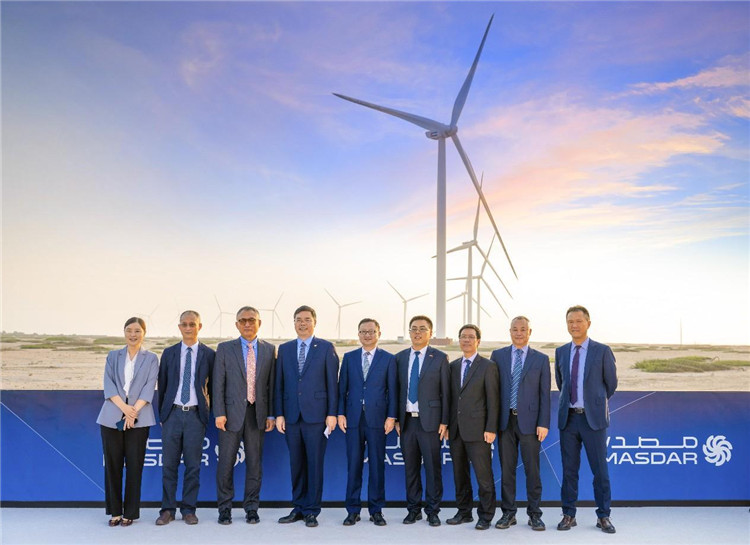 中方建設(shè)者在風(fēng)電場(chǎng)合影。中國(guó)電建供圖