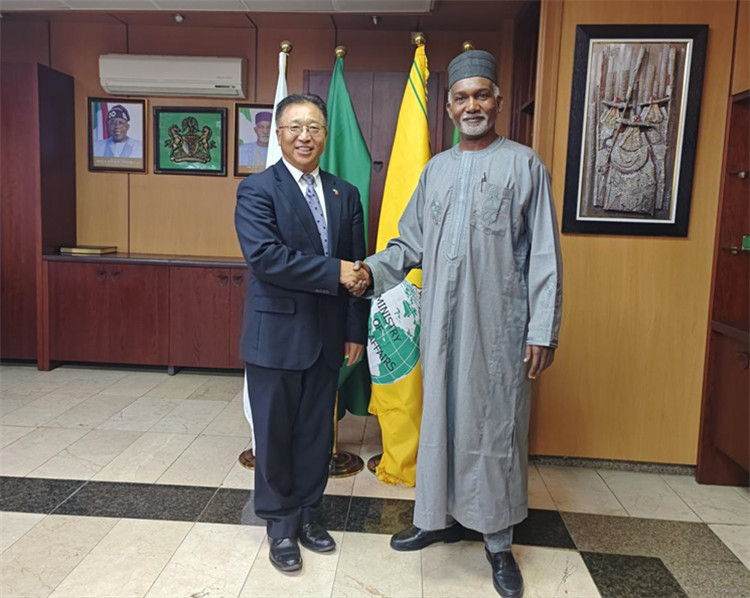 駐尼日利亞大使崔建春（左）會見尼外長圖加爾。駐尼使館供圖