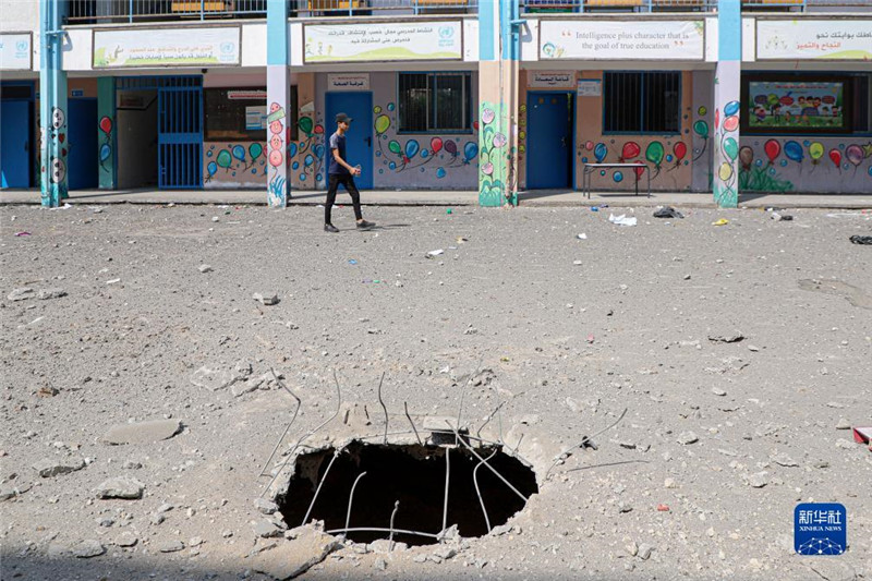 這是10月8日在加沙城一所學(xué)校拍攝的以色列空襲對(duì)地面造成的破壞。新華社發(fā)（里澤克·阿卜杜勒賈瓦德攝）