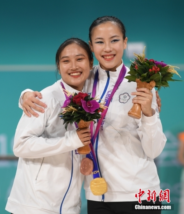 10月7日，杭州第19屆亞運(yùn)會(huì)輪滑項(xiàng)目女子花樣輪滑單人滑長(zhǎng)節(jié)目決賽在錢塘輪滑中心舉行。結(jié)合短節(jié)目決賽成績(jī)，中國(guó)臺(tái)北選手洪筱晴(左)以94.38分的總成績(jī)奪得女子花樣輪滑單人滑冠軍，中國(guó)臺(tái)北選手張致如(右)獲得季軍。<a target='_blank' href='/'><p  align=