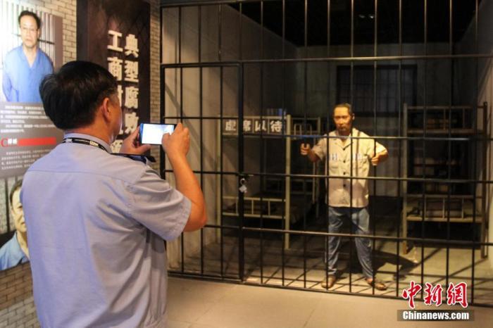 資料圖：2015年10月，海南省公安廳組織黨員干部前往反腐倡廉警示教育基地參觀受教。洪堅鵬 攝