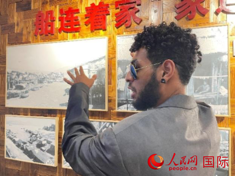 巴布亞新幾內(nèi)亞乒乓球國家隊隊員羅伊在福建省寧德市下歧村參觀。人民網(wǎng)記者 張榮攝