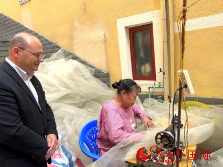 馬耳他瑪格麗特中學(xué)“中國角”教師馬丁·阿佐帕迪在福建省寧德市下歧村參觀。人民網(wǎng)記者 周雨攝