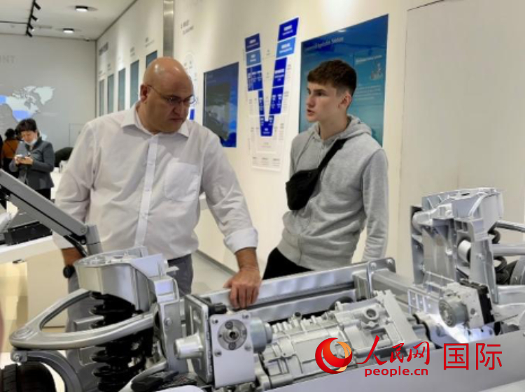 馬耳他瑪格麗特中學(xué)“中國角”的學(xué)生父親誒特伯特·斯肯布里參觀福建省寧德市寧德時代新能源科技股份有限公司。 人民網(wǎng)記者 周雨攝