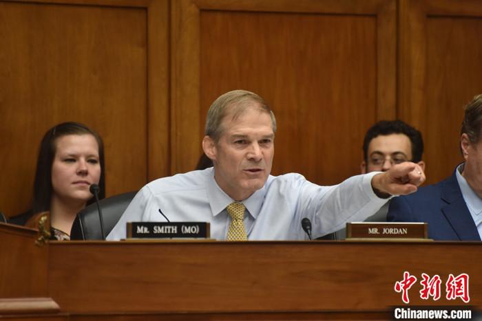 當?shù)貢r間10月13日，美國國會眾議院共和黨人就議長候選人再次進行黨內(nèi)投票，眾議院司法委員會主席吉姆·喬丹獲得黨內(nèi)提名。圖為喬丹今年9月在眾議院監(jiān)督和問責委員會聽證會上發(fā)言。 <a target='_blank' href='/'><p  align=