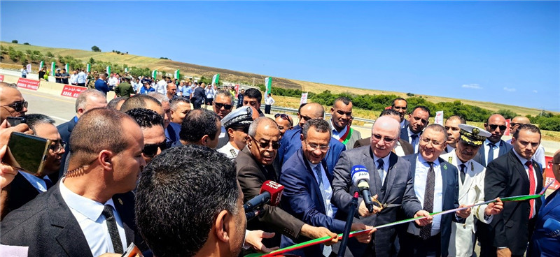 2023年8月12日，阿爾及利亞總理阿卜杜拉赫曼（前右四）參加阿爾及利亞東西高速公路東標段主線84公里段通車儀式。中信建設供圖