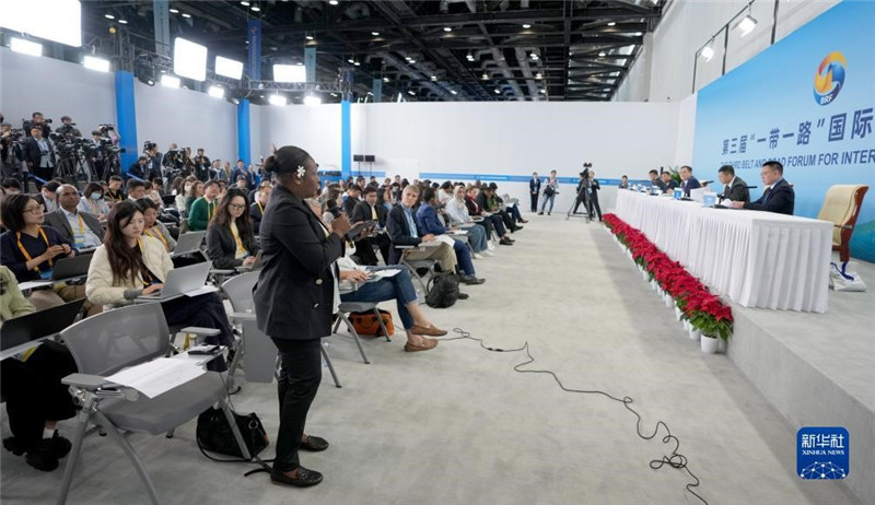 10月16日，第三屆“一帶一路”國(guó)際合作高峰論壇新聞中心在北京國(guó)家會(huì)議中心舉行首場(chǎng)吹風(fēng)會(huì)，邀請(qǐng)自然資源部國(guó)際合作司和相關(guān)單位負(fù)責(zé)人介紹有關(guān)情況，并回答記者提問(wèn)。新華社記者 王毓國(guó)攝