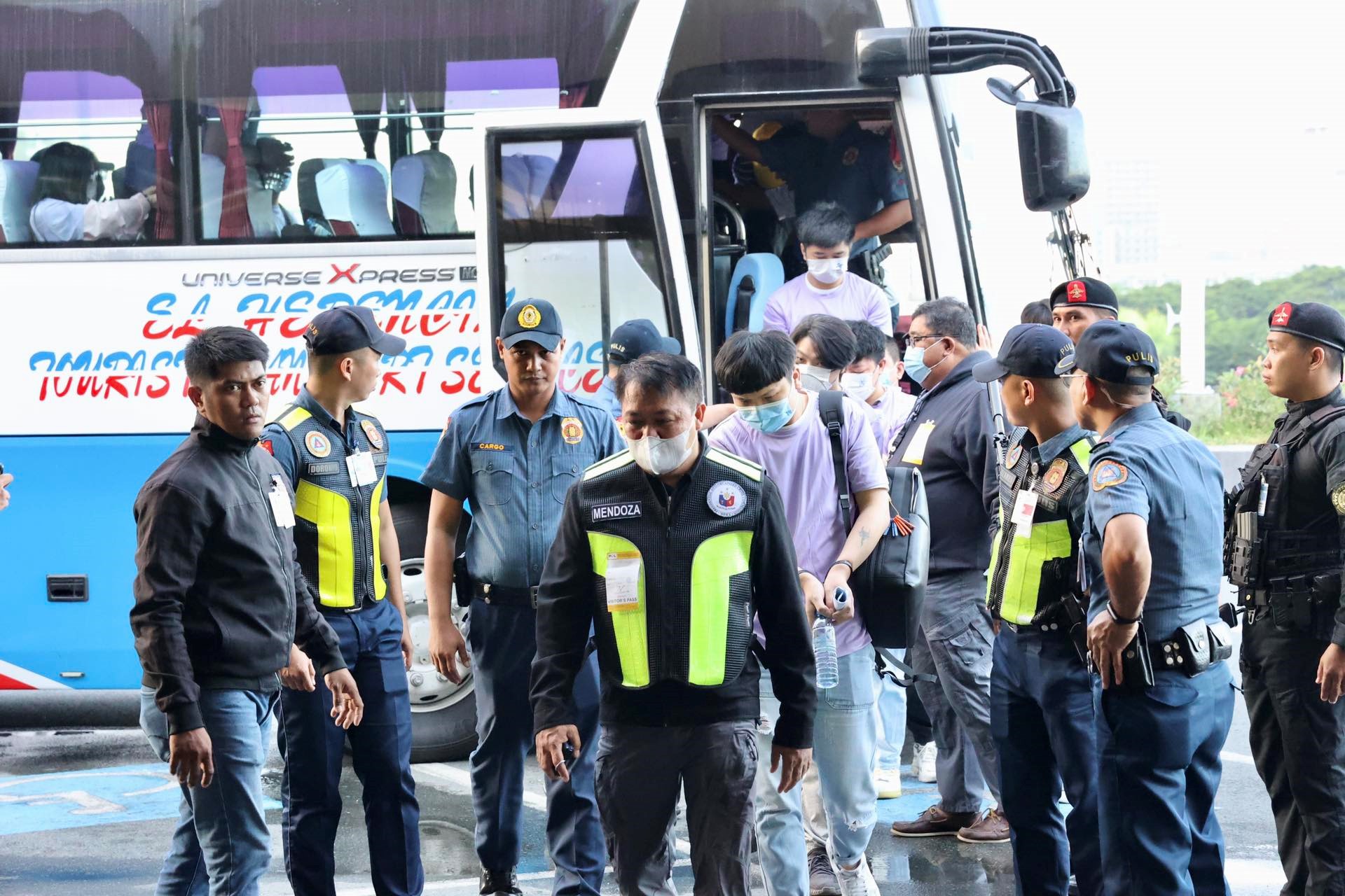 中菲兩國執(zhí)法部門合作遣返在菲從事離岸博彩的中國公民。中國駐菲律賓使館供圖