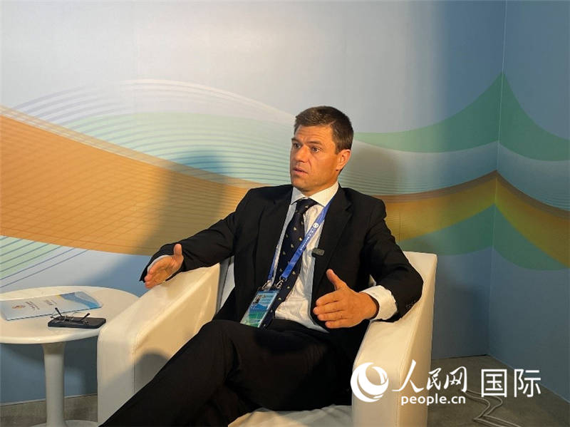 葡中工商會秘書長伯納德?門迪亞接受采訪。 人民網(wǎng)記者 張榮攝