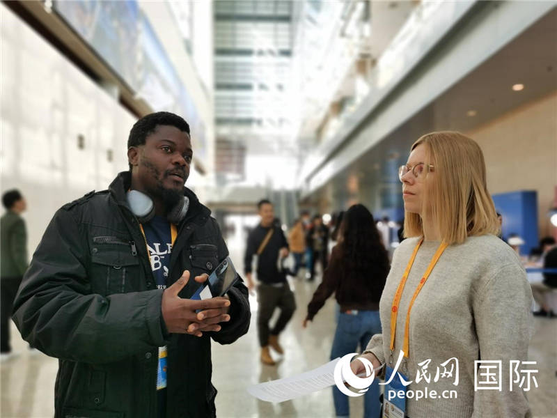 剛果（金）未來(lái)集團(tuán)廣播電視部記者雨果-恩澤扎接受人民網(wǎng)采訪。人民網(wǎng) 孫鴻宇攝