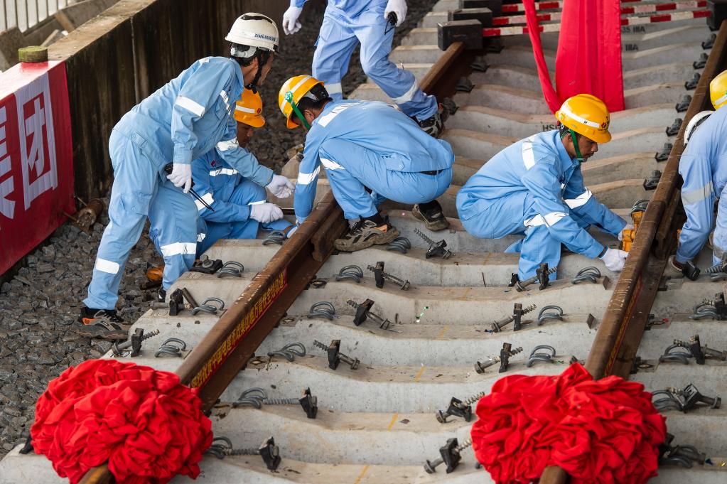 3月31日，在印度尼西亞雅加達(dá)雅萬高鐵哈利姆車站，工人鋪設(shè)雅萬高鐵全線最后一根鋼軌。