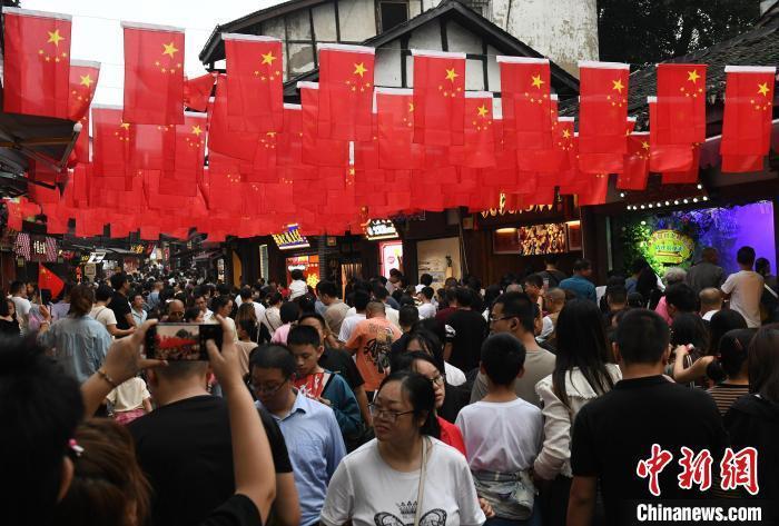 圖為重慶千年古鎮(zhèn)磁器口游人如織。<a target='_blank' href='/' ><p  align=