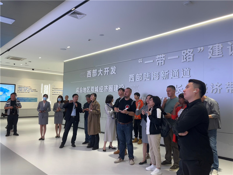 （成都國際鐵路港展廳，中外記者邊聽邊記，了解成都國際鐵路港運行情況 趙橙涔攝