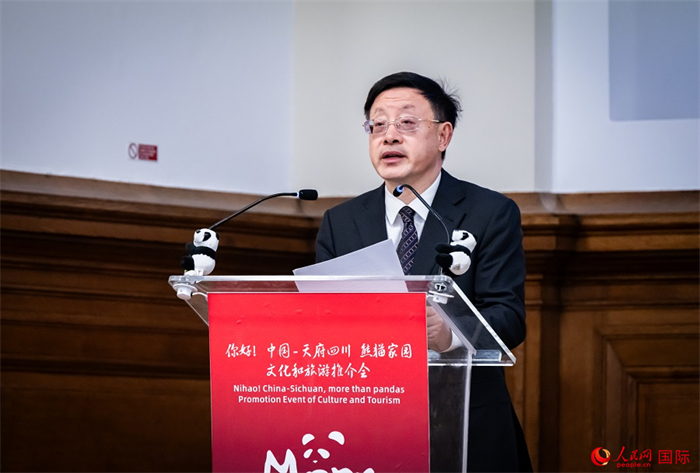 四川省文化和旅游廳廳長(zhǎng)戴允康作文化旅游推介。人民網(wǎng) 郭錦標(biāo)攝