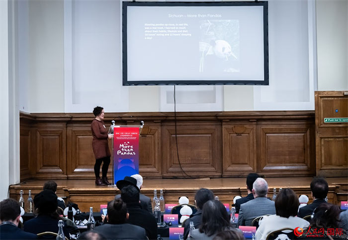 英國(guó)旅游達(dá)人瑪麗亞·拉莫爾作來川游歷主題分享。人民網(wǎng) 郭錦標(biāo)攝
